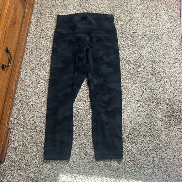 Lululemon size 8 camo capris - Picture 1 of 4